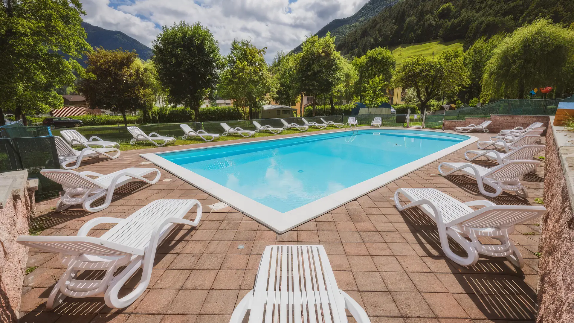 Camping Casavecchia in Tiarno di Sopra im Ledrotal mit Pool und grünen Stellplätzen