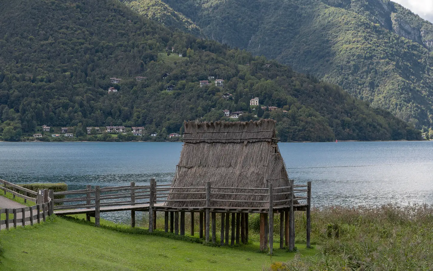Rekonstruierte bronzezeitliche Pfahlbauten am Ledrosee bei Molina di Ledro