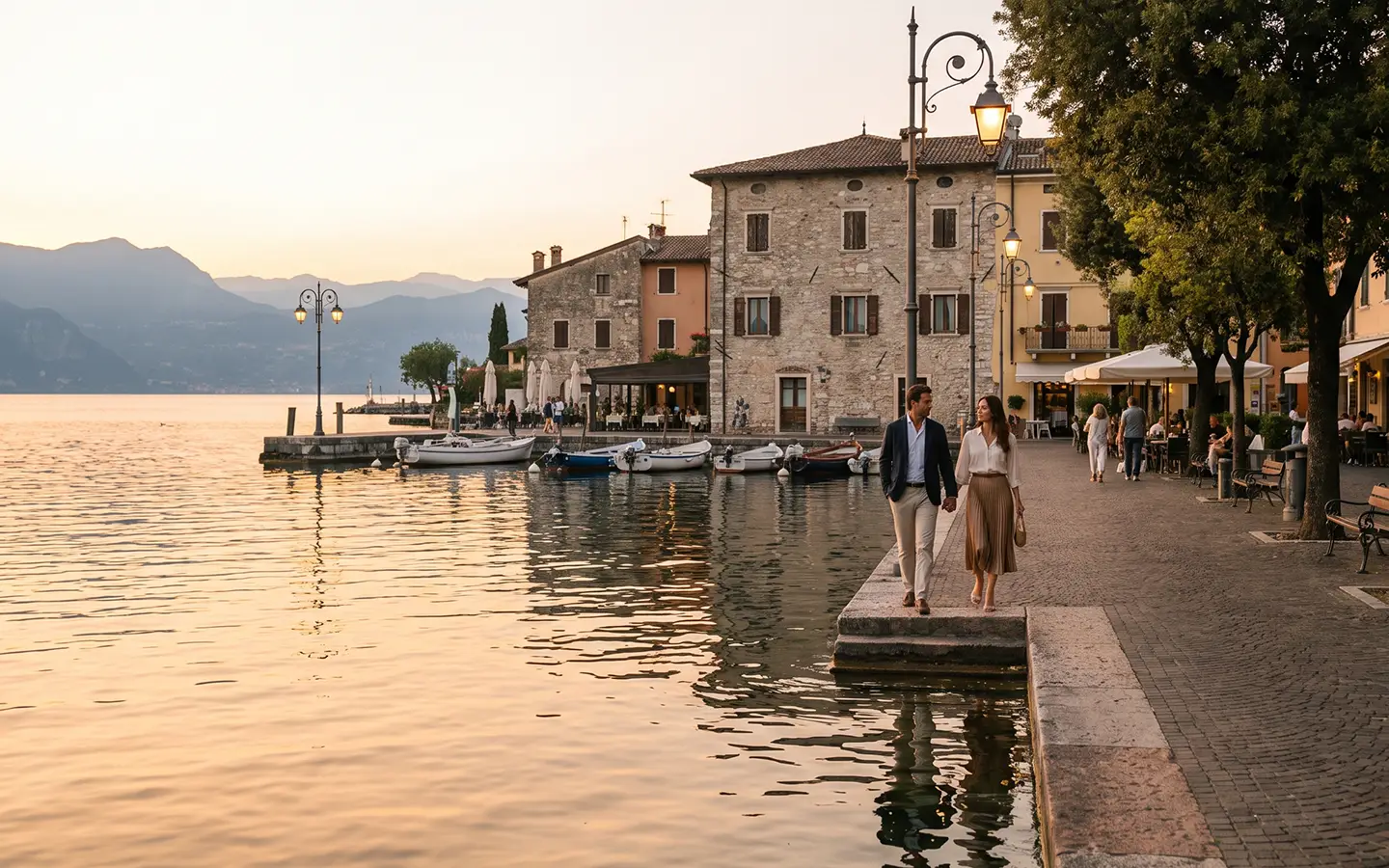 Kleiner Hafen von Portese bei San Felice del Benaco am Abend
