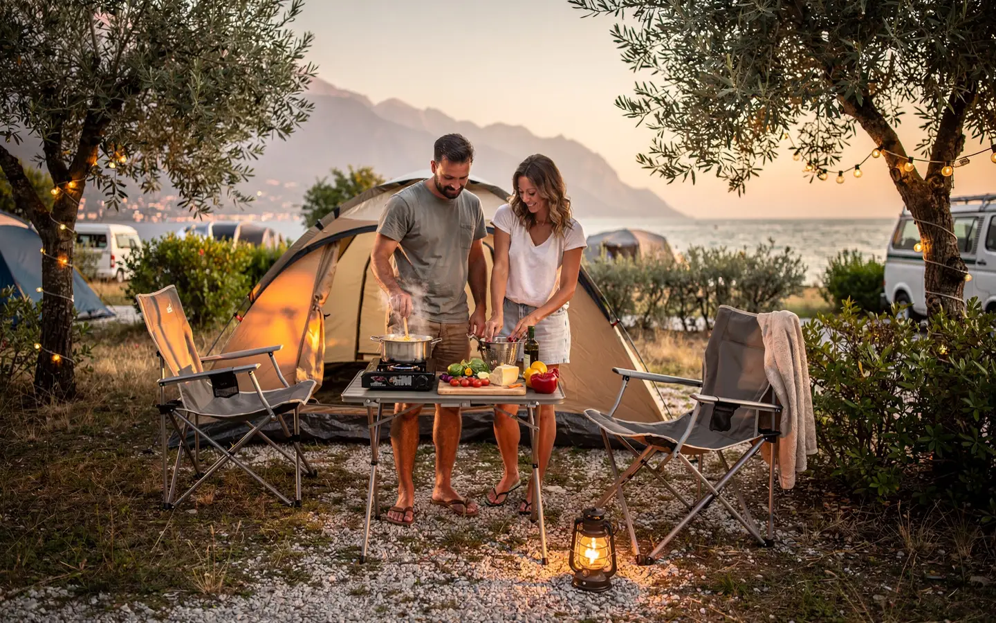 Abendliches Kochen vor einem Zelt auf einem Campingplatz am Gardasee
