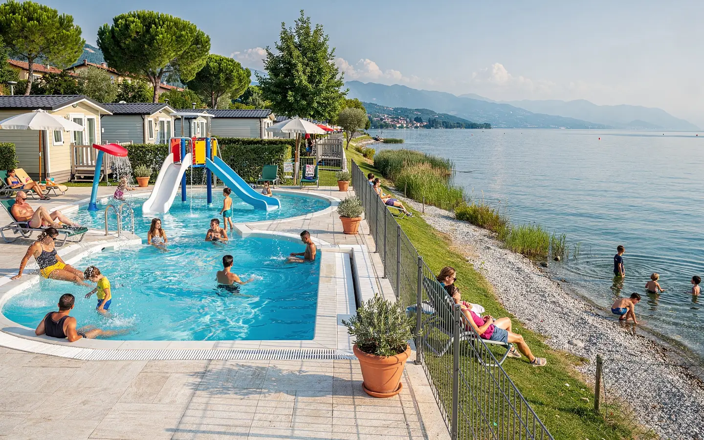 Familie wechselt an einem Campingplatz am Gardasee zwischen Poolbereich und Seeufer