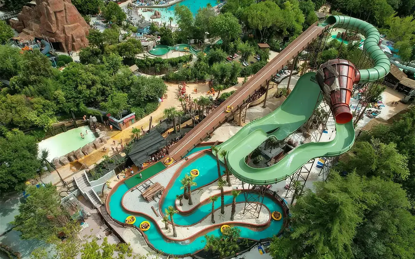 Große Wasserrutschen in einem sommerlichen Wasserpark nahe dem Gardasee