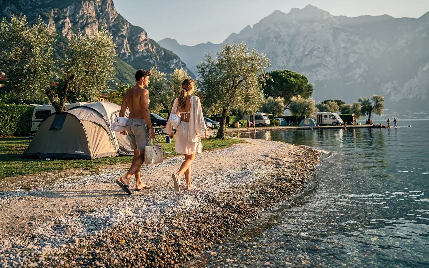 Zeltgäste auf dem kurzen Weg vom Campingplatz zum Gardasee
