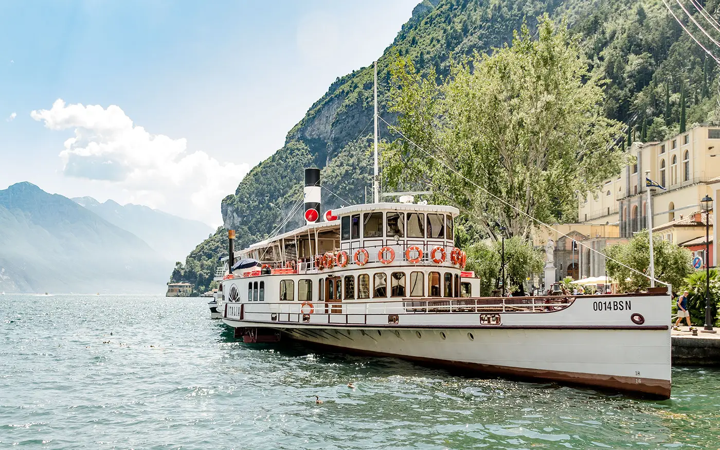 Familie auf einem Ausflugsschiff auf dem Gardasee