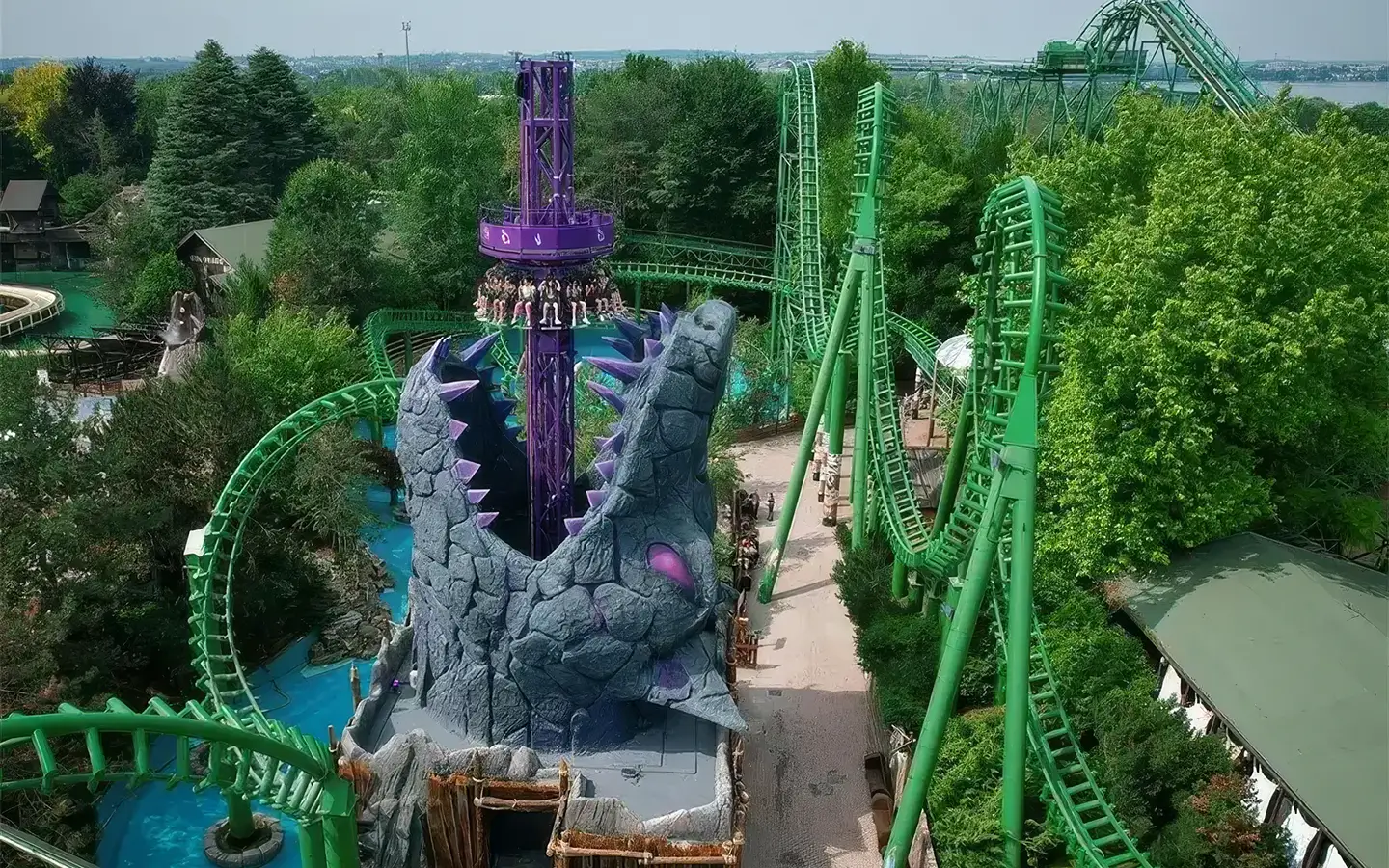 Familie vor einer farbenfrohen Achterbahn im Gardaland am Gardasee