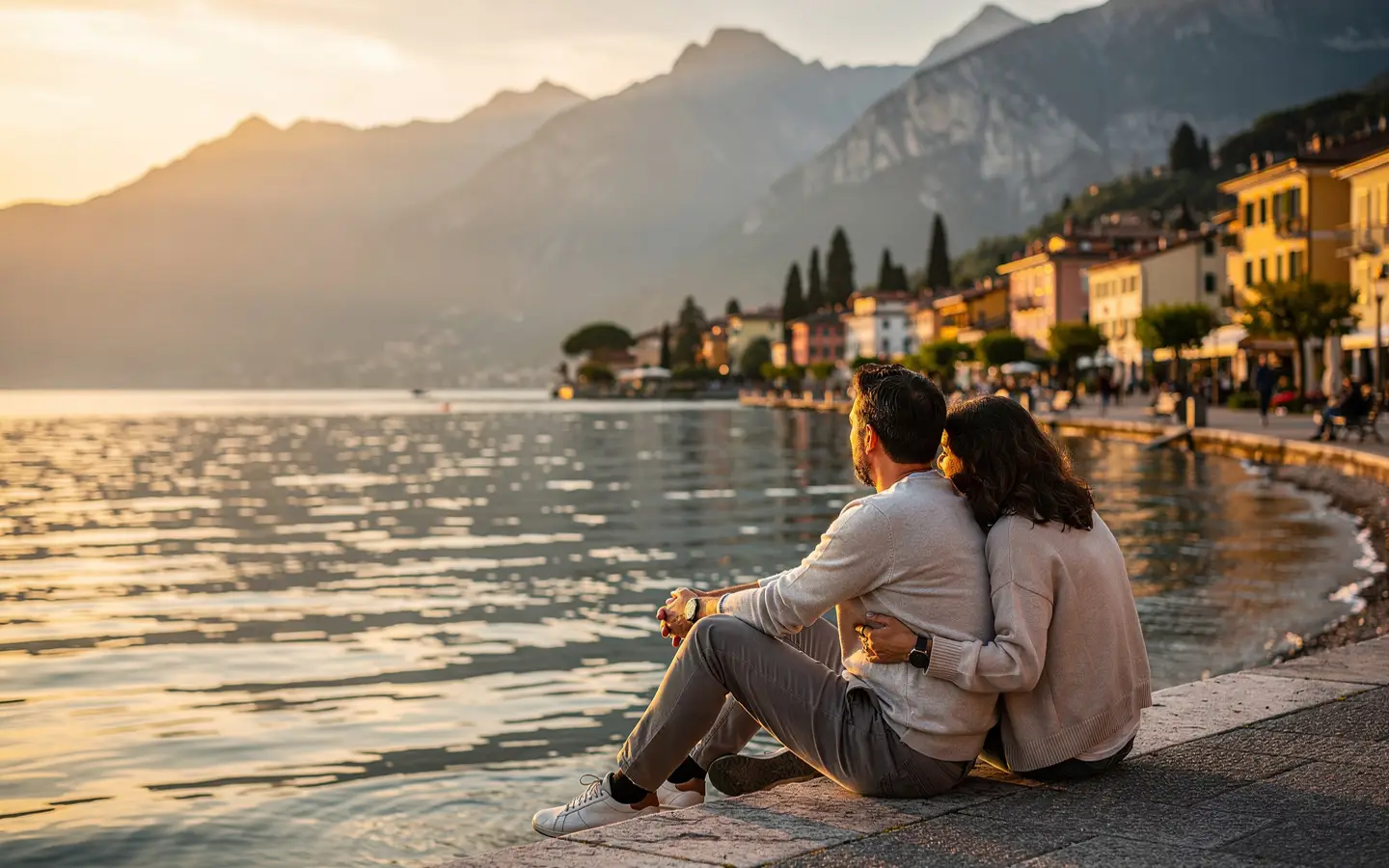 Gemütlicher Campingabend im Frühling oder Herbst am Gardasee mit warmem Pullover und Sonnenuntergang