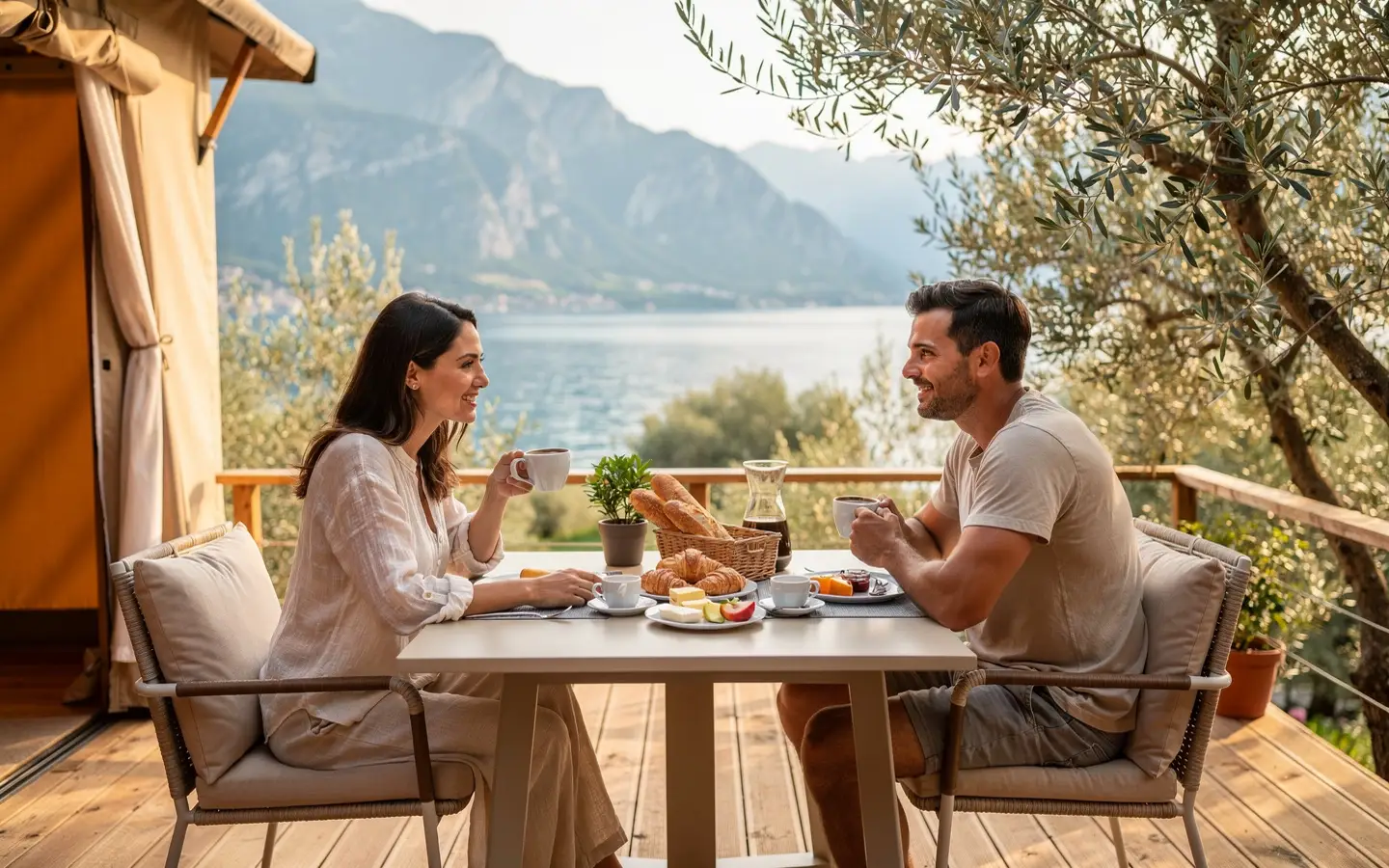 Frühstück auf der Terrasse eines hochwertigen Glamping-Zelts am Gardasee