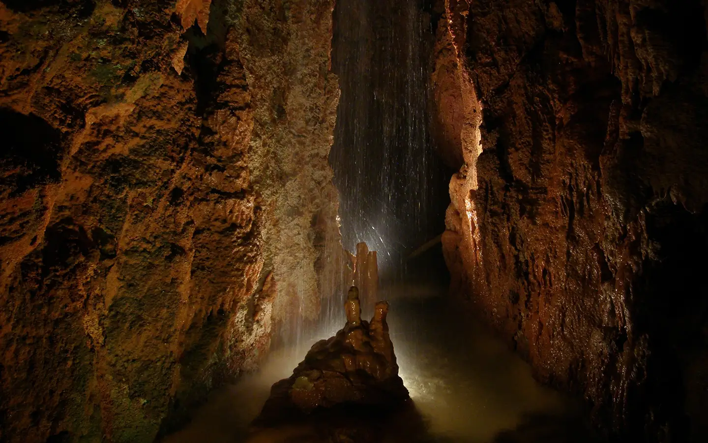 Grotte di Catullo und heller Felsstrand am nördlichen Ende der Halbinsel Sirmione