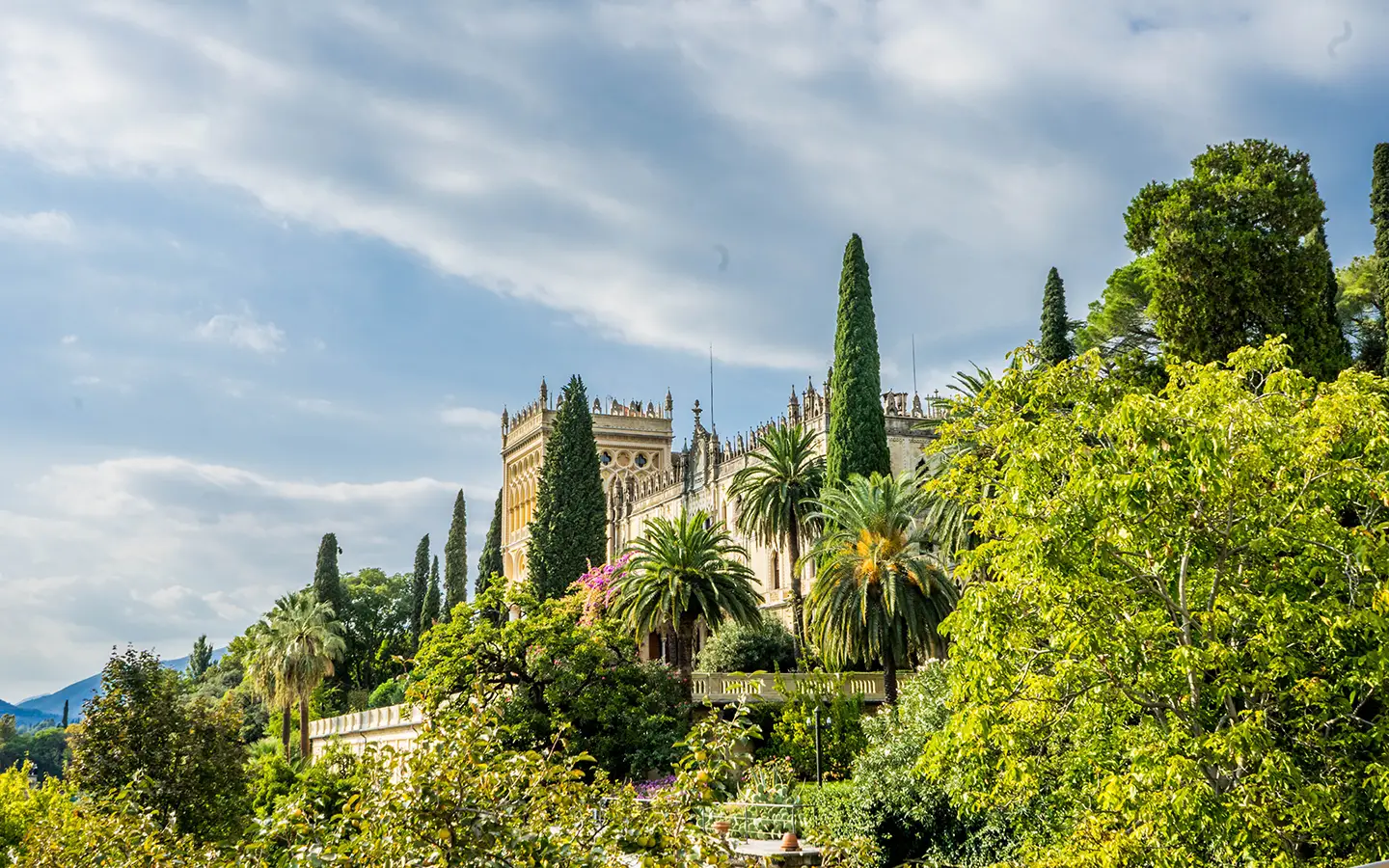 Isola del Garda mit neugotischer Villa und Gärten vor San Felice del Benaco