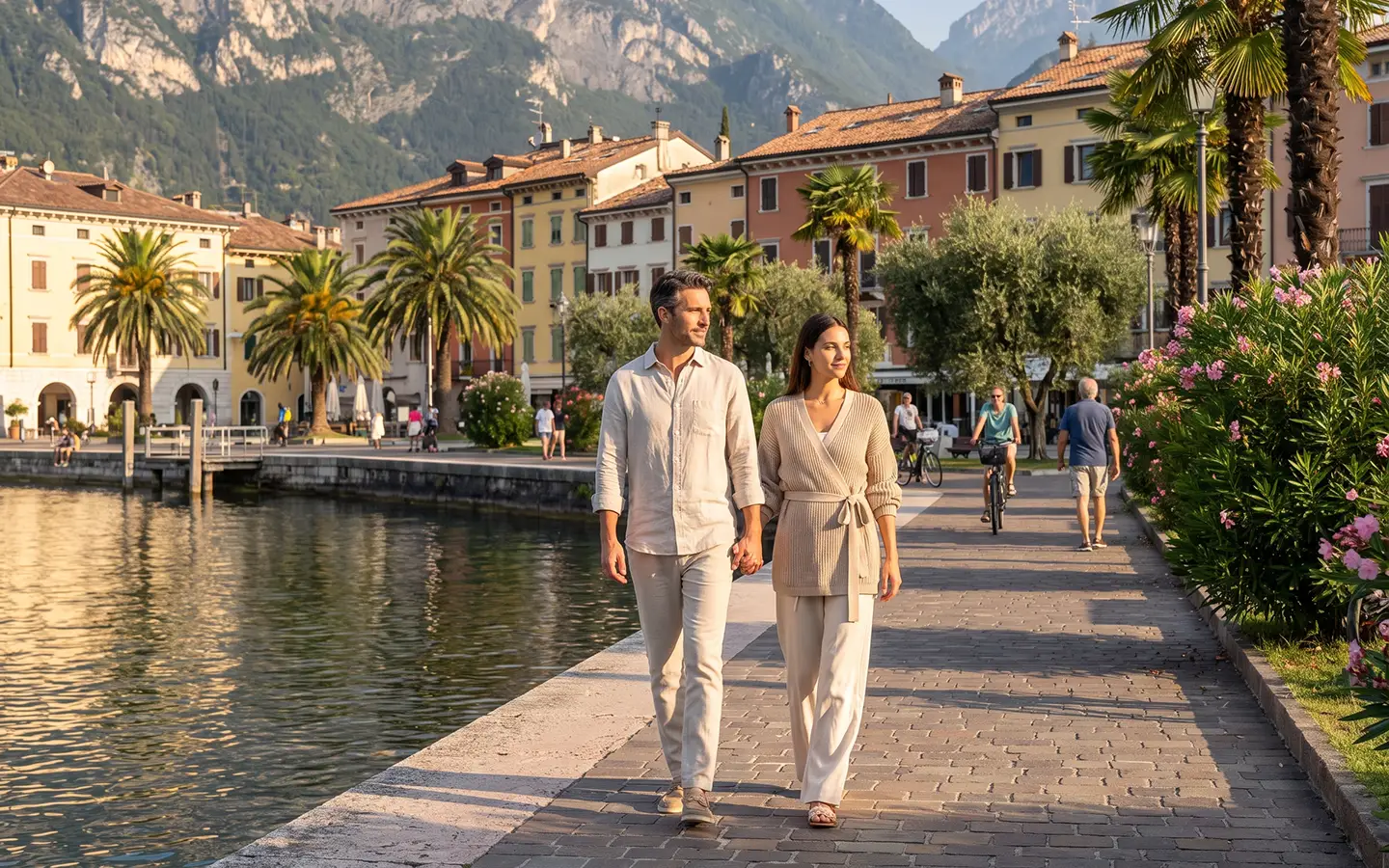 Morgendliche Uferlandschaft zwischen Riva del Garda und Torbole mit Gardasee und Bergen