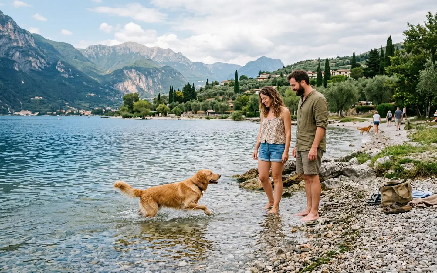 Hund mit seinen Besitzern an einem hundefreundlichen Strand am Gardasee