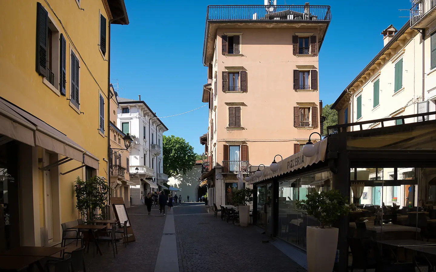Campingurlauber auf der Uferpromenade auf dem Weg in die Altstadt von Peschiera del Garda