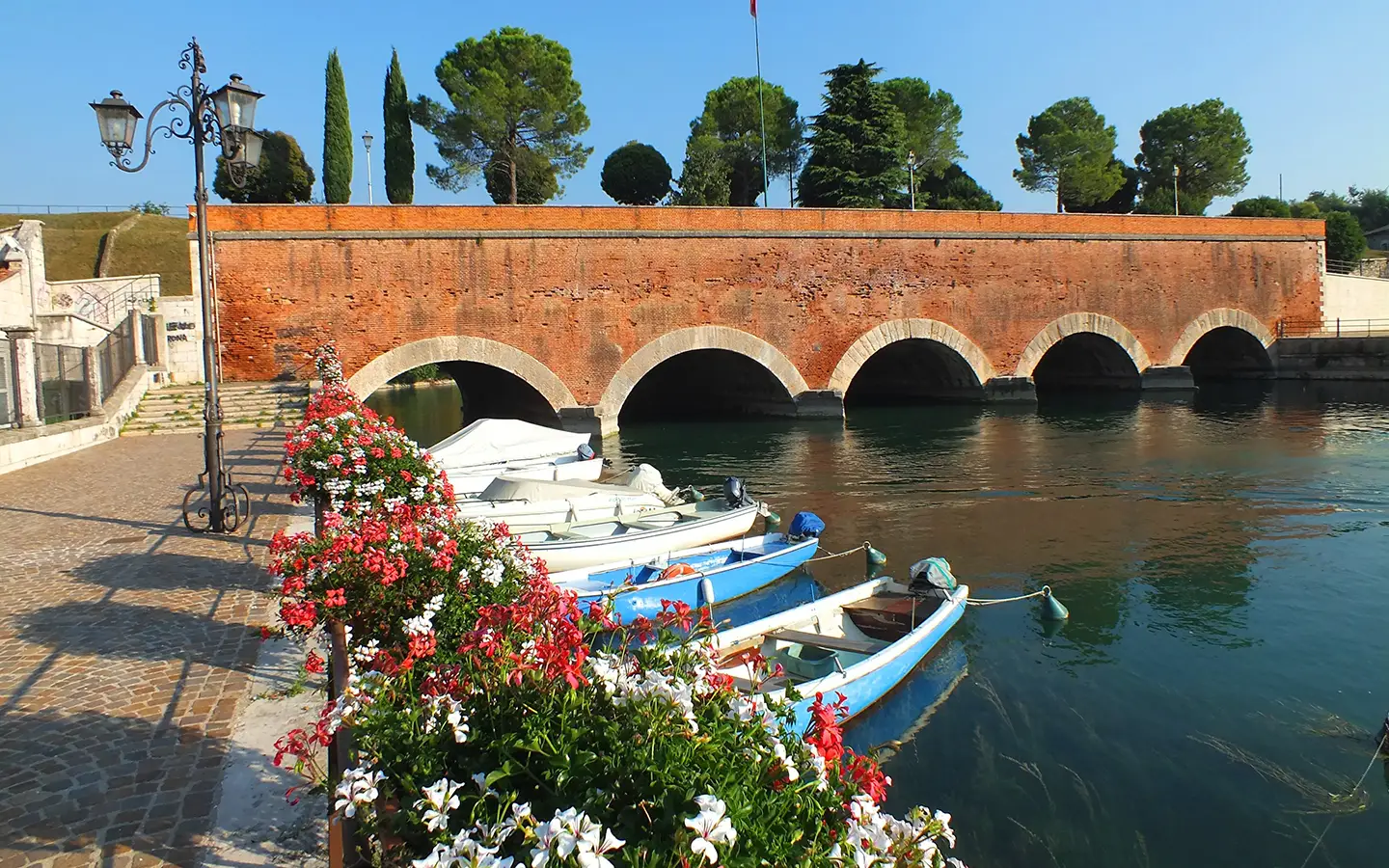 Abendlicher Rundgang an den venezianischen Festungsmauern und Kanälen von Peschiera del Garda