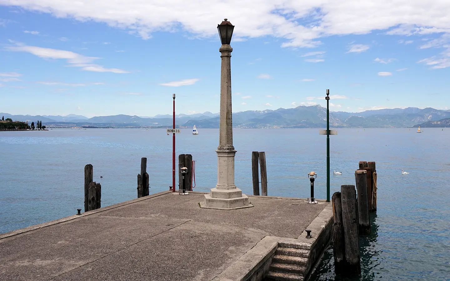Radfahrer auf dem flachen Mincio-Radweg südlich von Peschiera del Garda