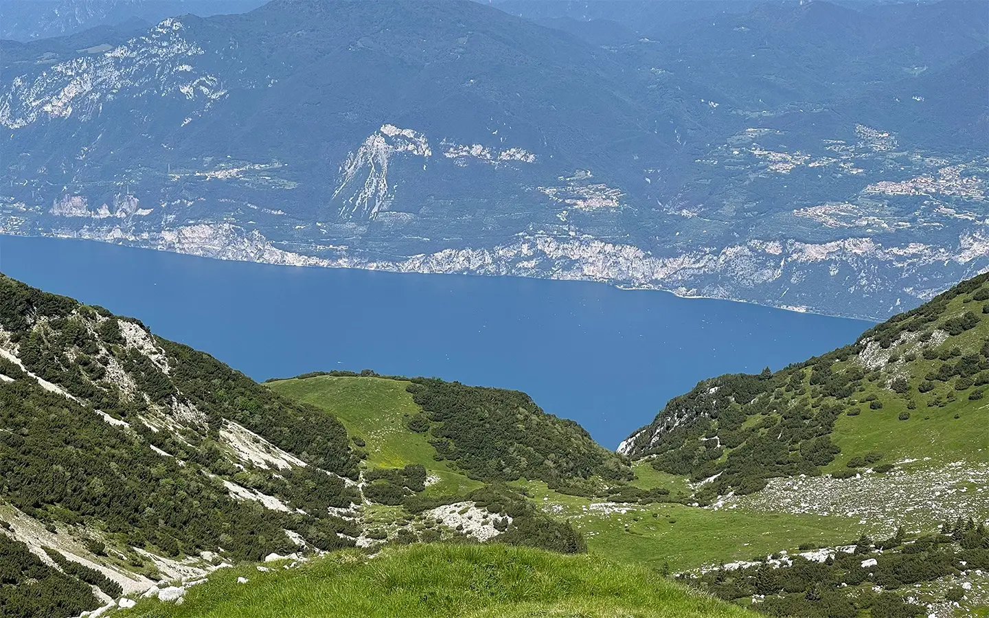 Prada-Costabella-Seilbahn am Monte Baldo mit Blick über den Gardasee