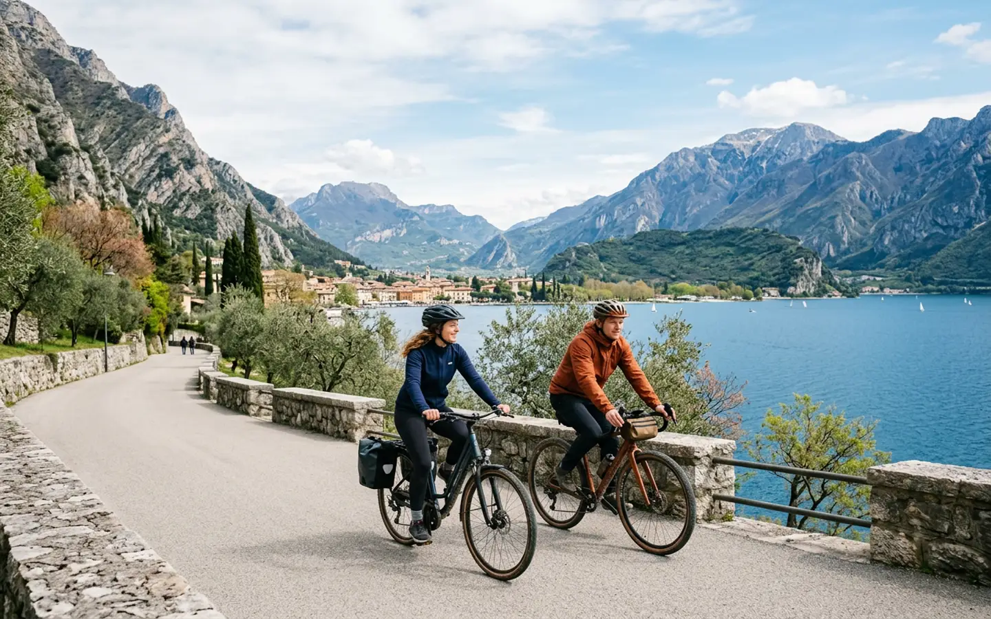 Fahrradtour zwischen Riva del Garda und Torbole in der ruhigen Frühlingssaison