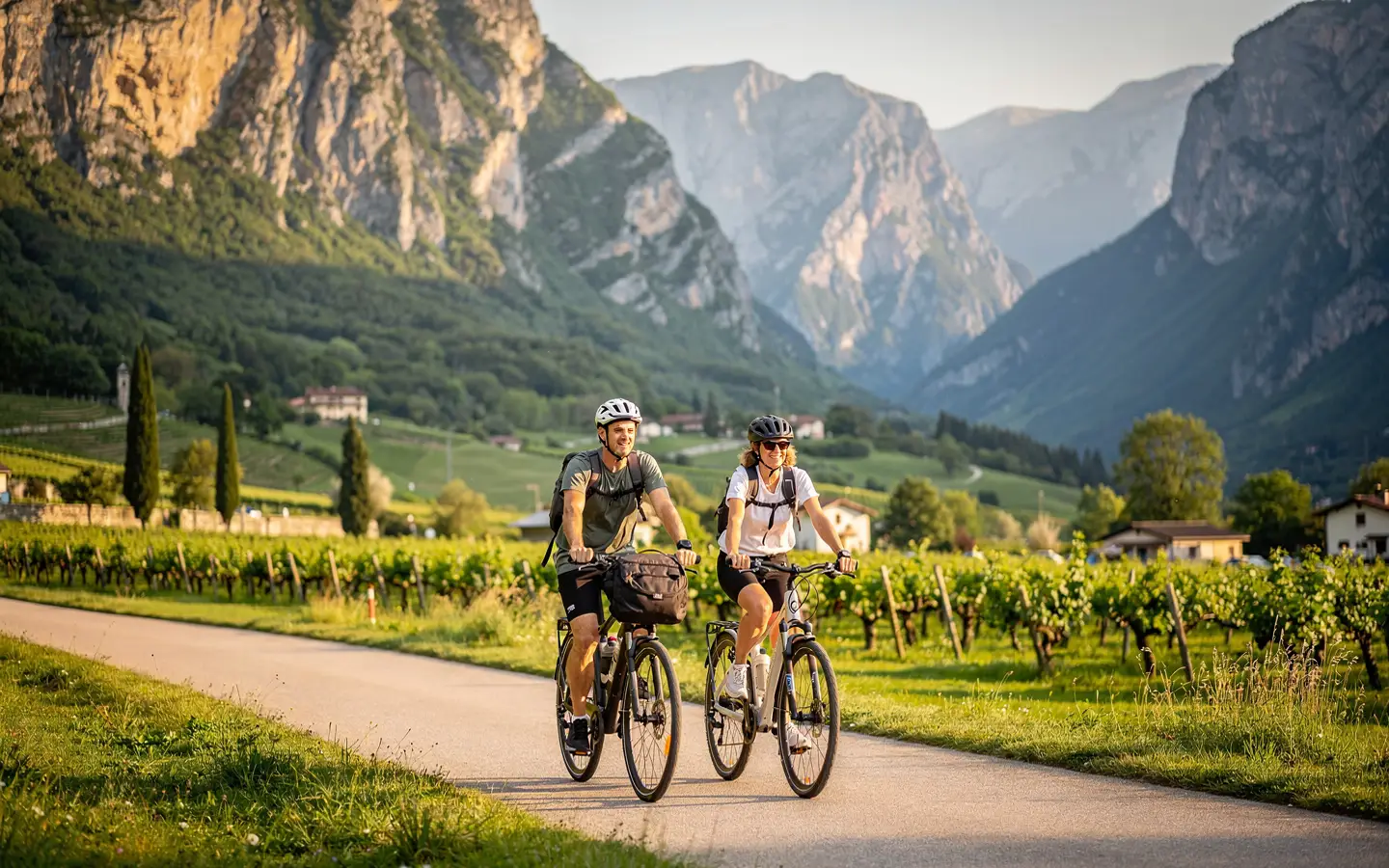 Ruhige Fahrradtour durch das Sarcatal bei Arco mit Bergen und Weinbergen