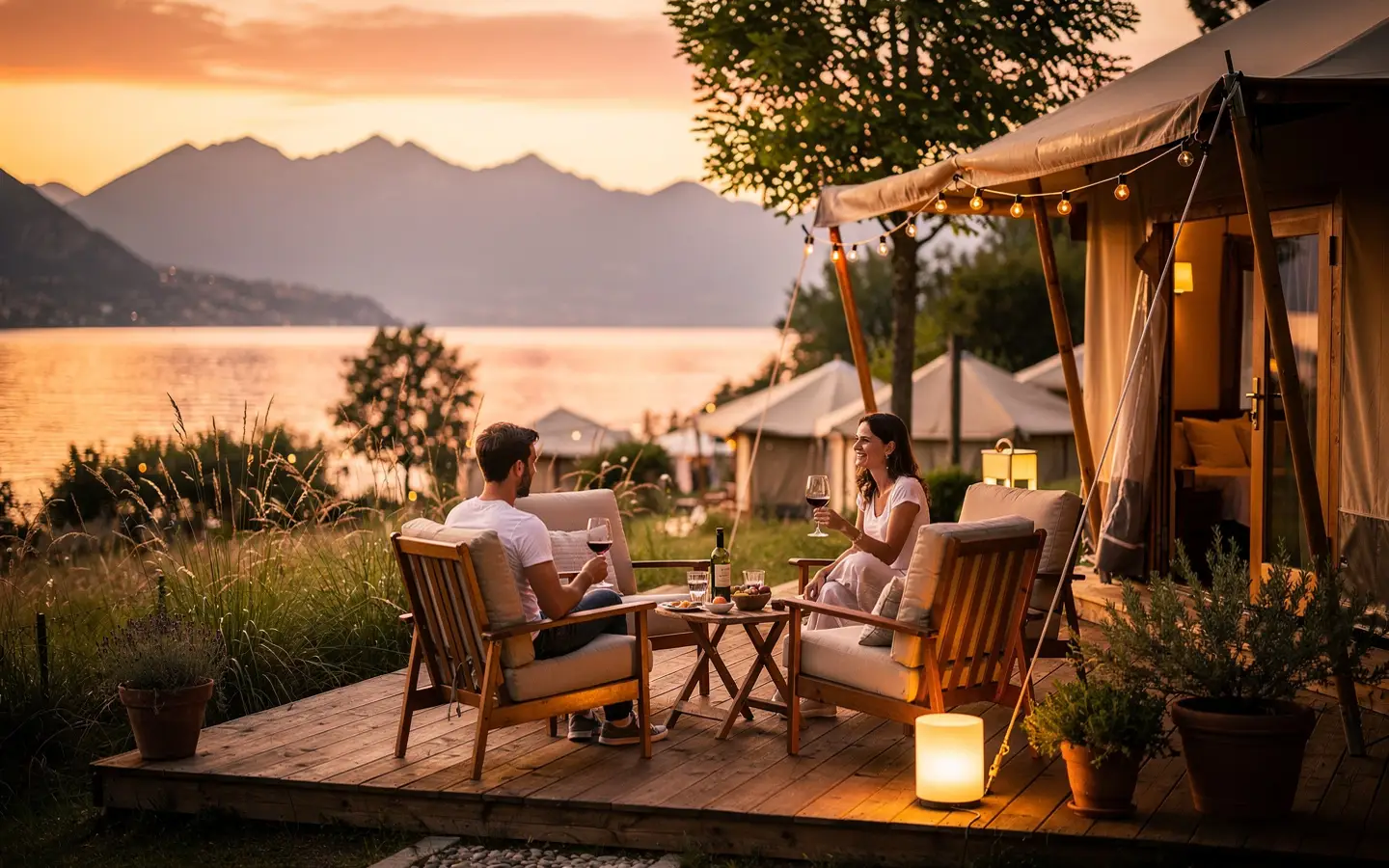Abendstimmung auf der privaten Terrasse einer Glamping-Unterkunft mit Gardasee im Hintergrund