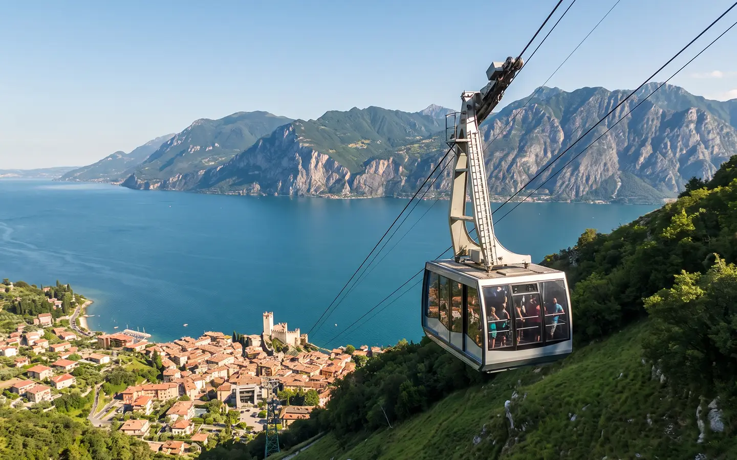 Seilbahn von Malcesine zum Monte Baldo mit Blick auf den Gardasee
