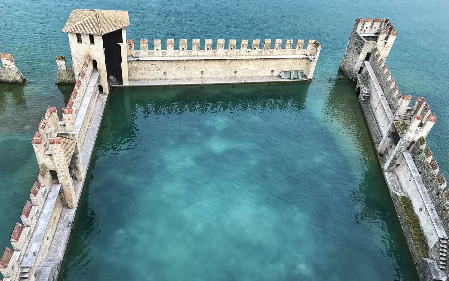 Früher Morgen an der Scaligerburg von Sirmione mit ruhiger Altstadt
