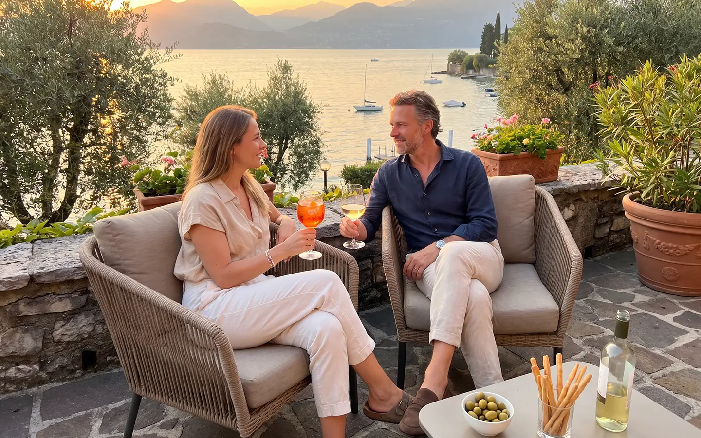 Abendstimmung an der Uferpromenade zwischen Bardolino und Lazise am Gardasee