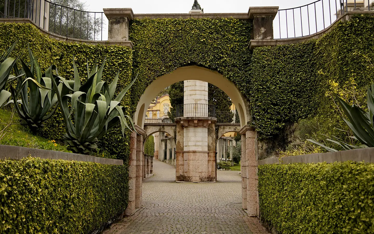 Gärten und historische Gebäude des Vittoriale degli Italiani in Gardone Riviera