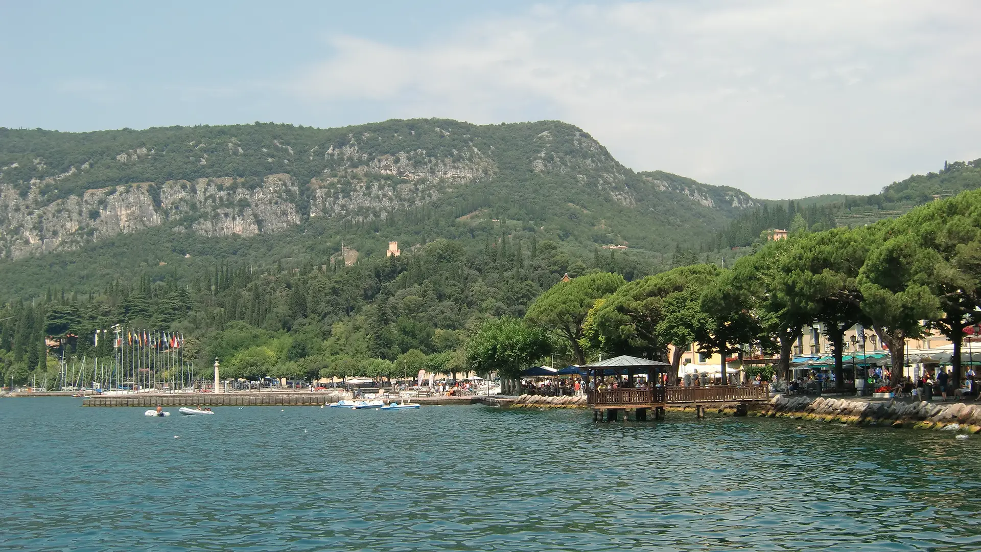 Camping in Bardolino direkt am Gardasee mit Promenade, Hafen und Weinbergen im Hinterland