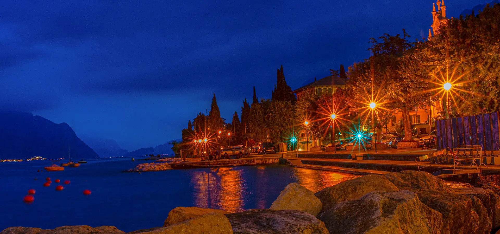 Camping in Brenzone sul Garda mit kleinen Häfen, Olivenhainen und Monte Baldo