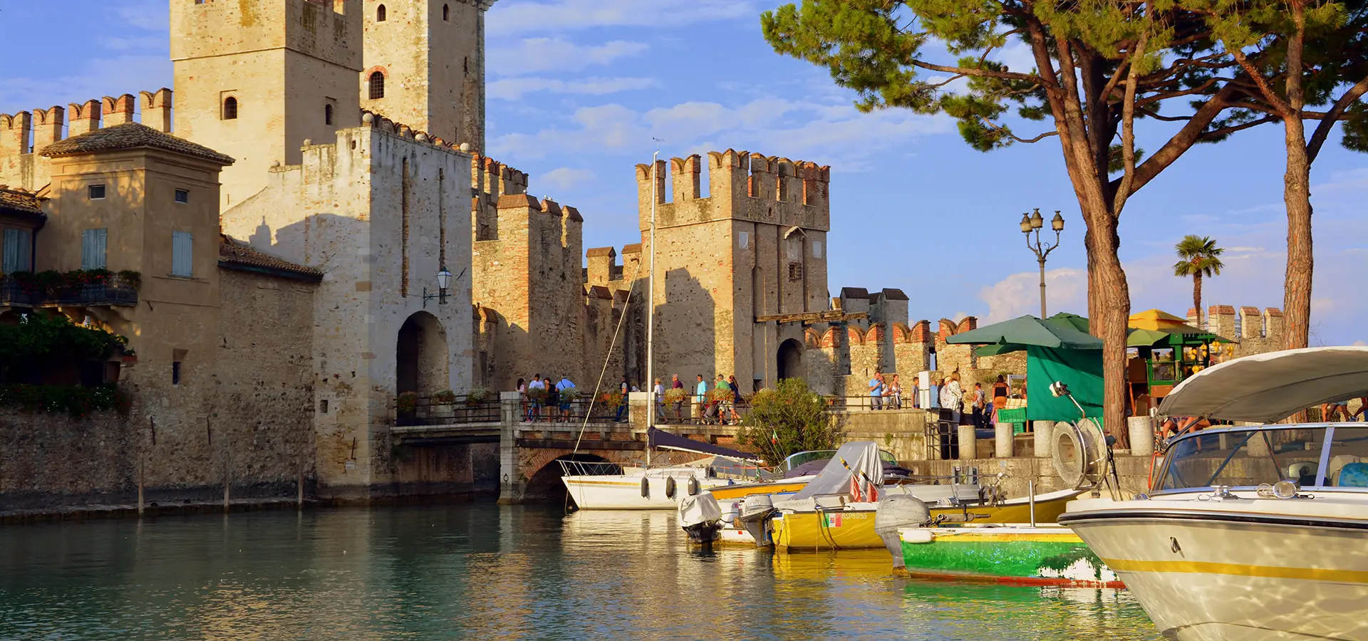 Camping in Sirmione mit Scaligerburg, Halbinsel und Gardasee