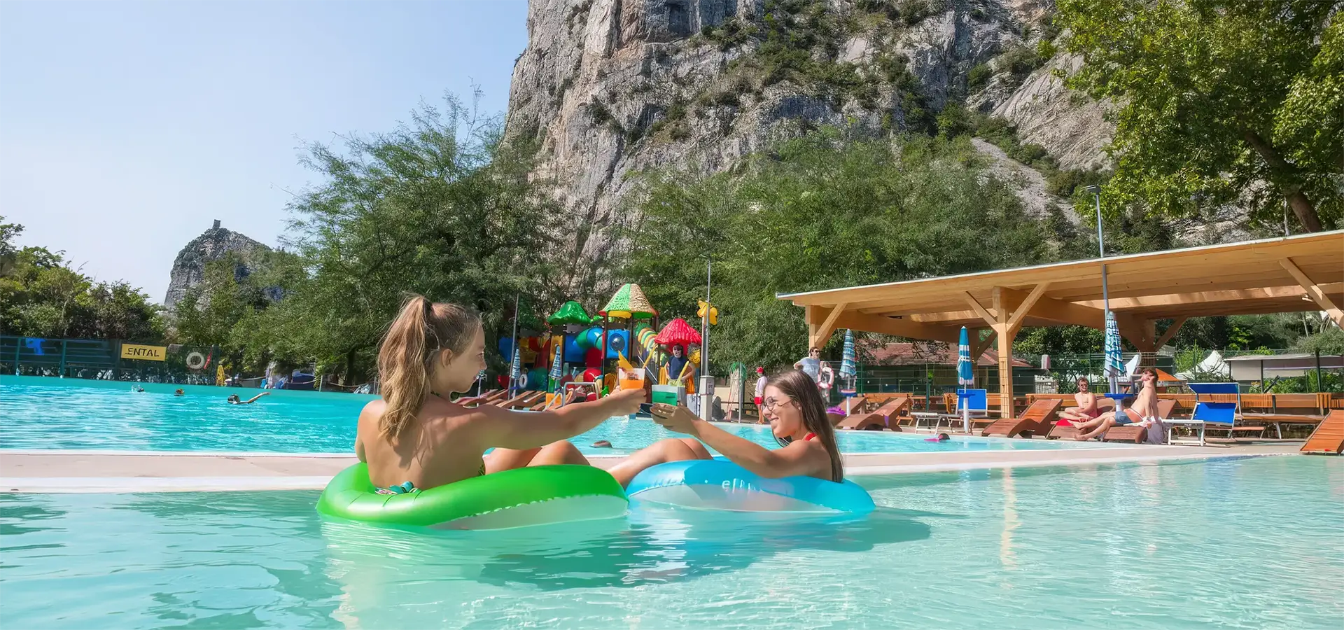 Camping in Arco im Sarcatal mit Bergen, Felswänden und Gardasee in der Nähe