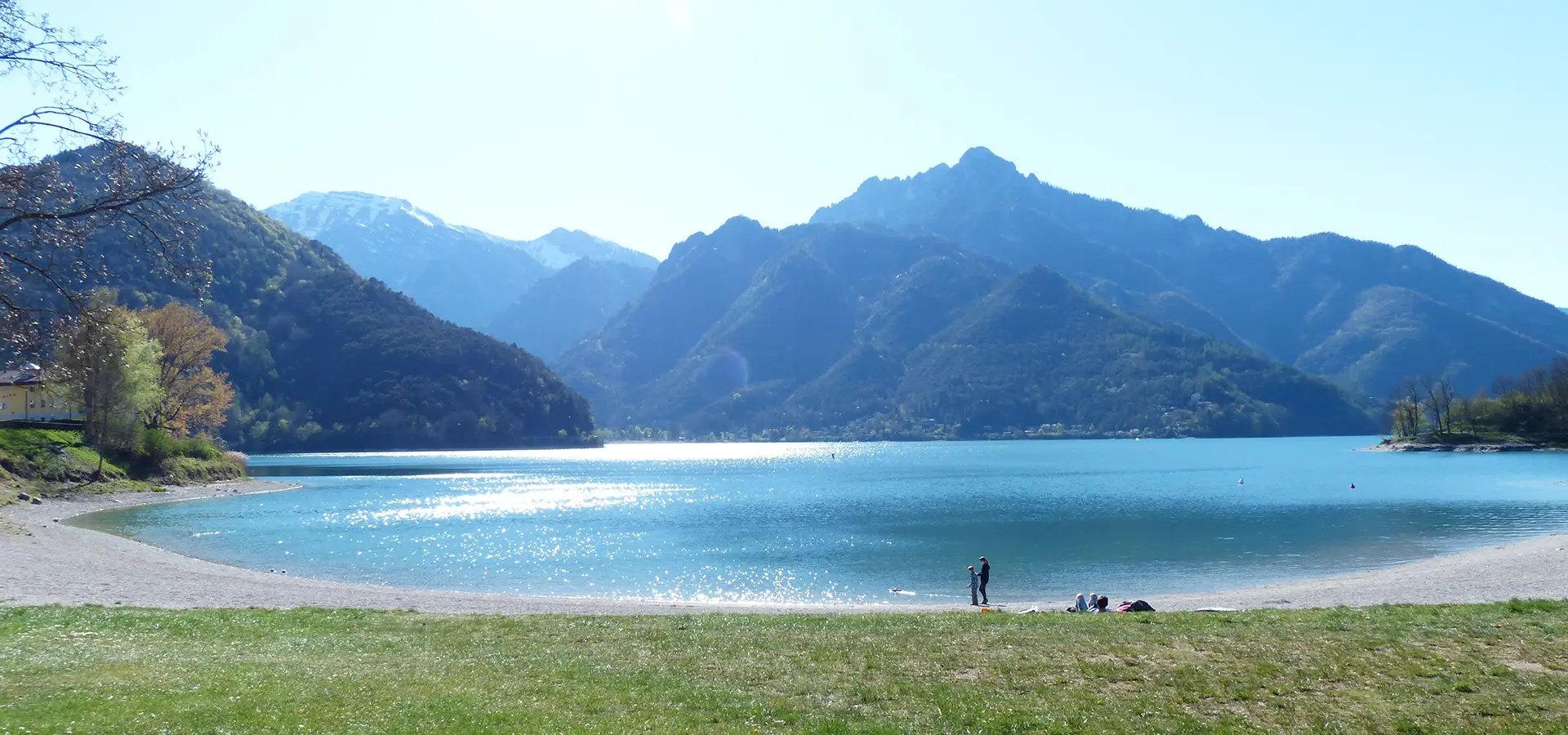 Camping direkt am Gardasee mit Stellplätzen und Zugang zum See