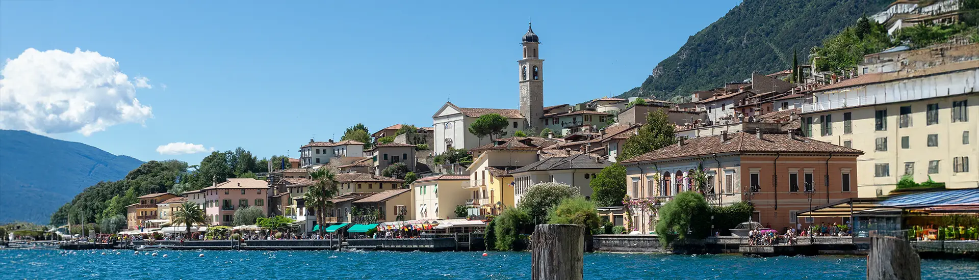 Campingurlaub am Gardasee mit Campingplatz direkt am Wasser, Mobilheimen und Bergkulisse