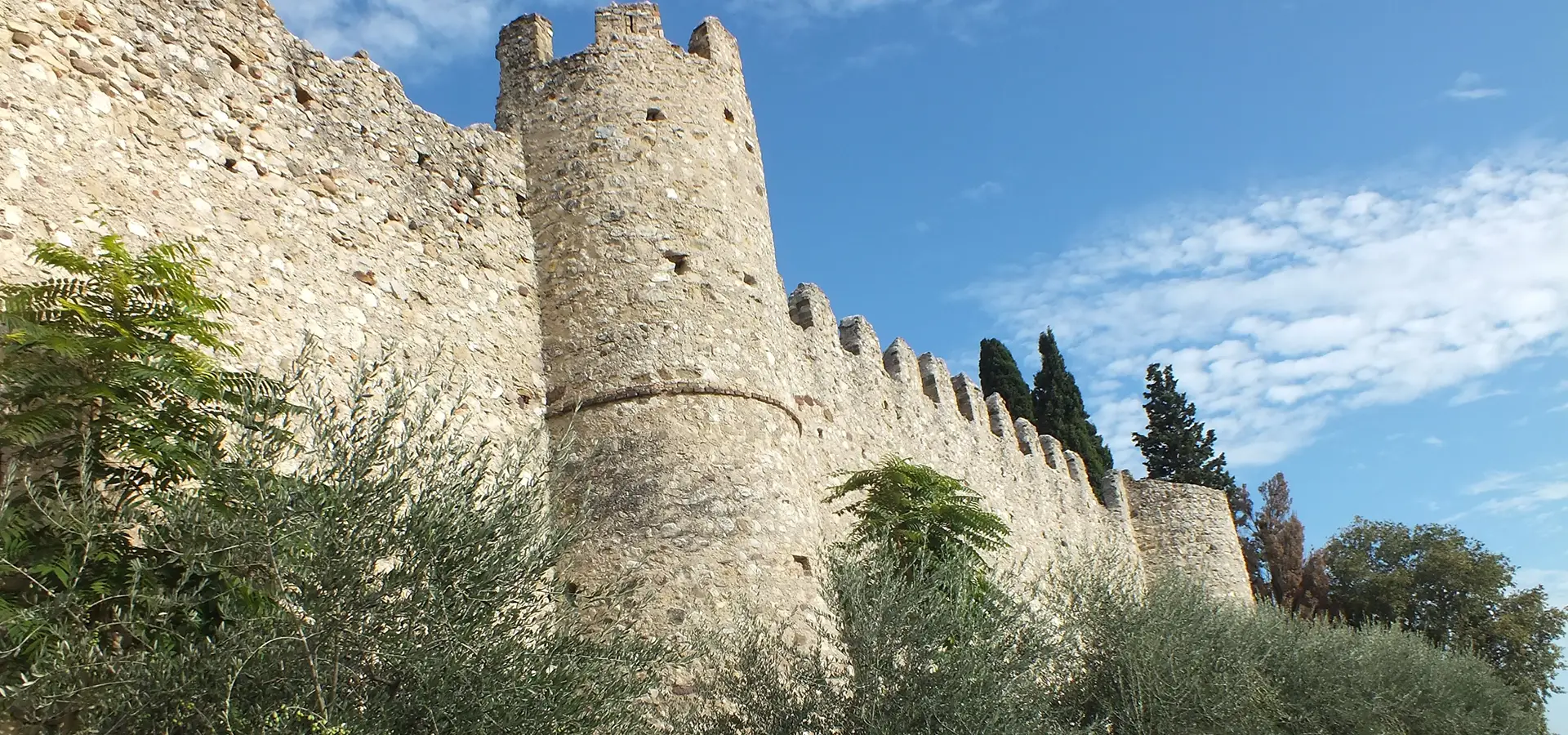Camping in Moniga del Garda mit Hafen, Burg, Weinbergen und Gardasee