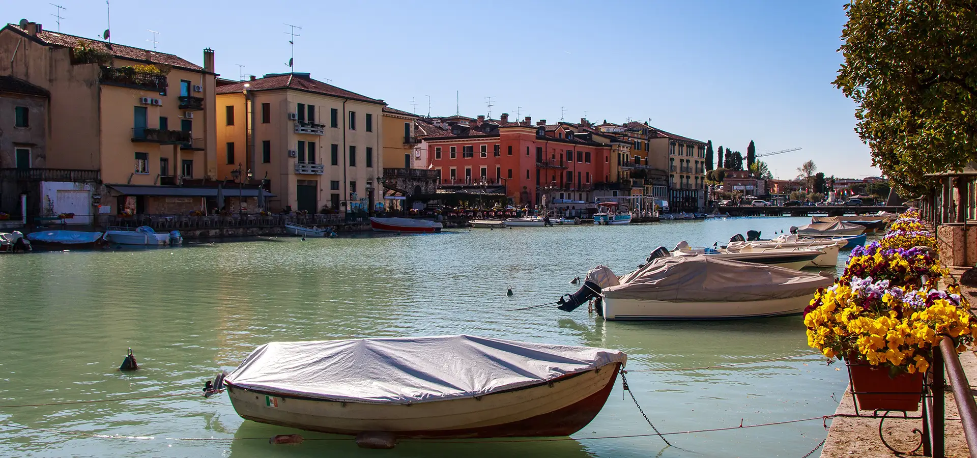 Camping in Peschiera del Garda mit venezianischer Festung, Kanälen und Gardasee