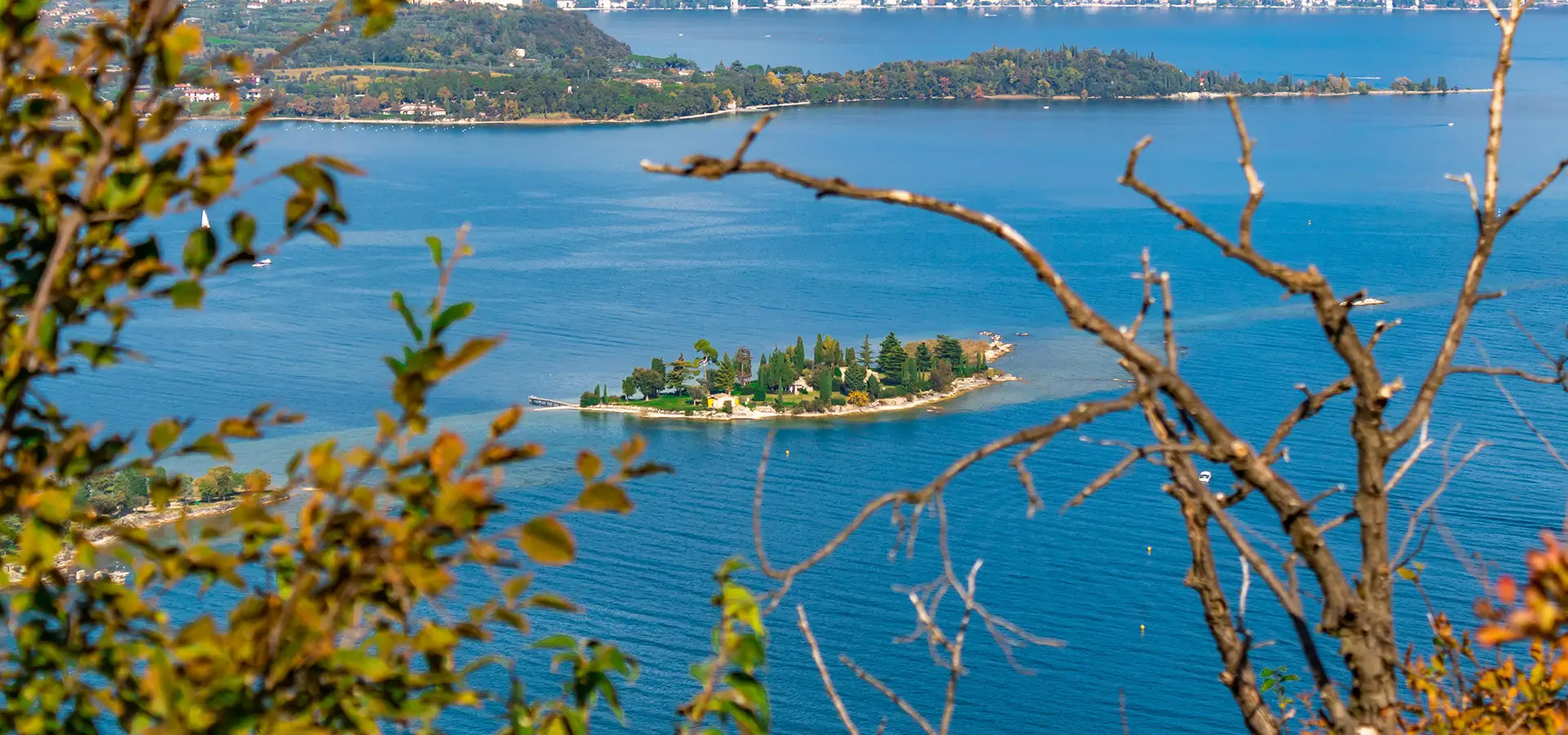 Camping in Manerba del Garda mit Rocca, Stränden und Gardasee