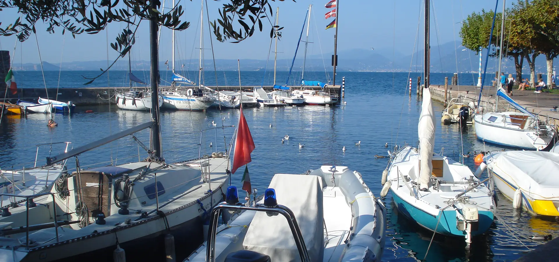 Camping in San Felice del Benaco zwischen Gardasee, Olivenhainen und Isola del Garda